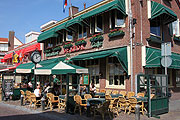 Klassiker im Ort: das Café "De Klok" (©Foto: Martin Schmitz)